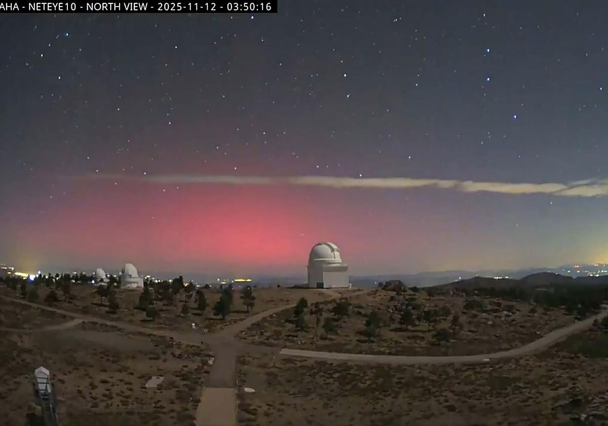 Aurora boreal captada en la madrugada de este miércoles desde Calar Alto en Almería.