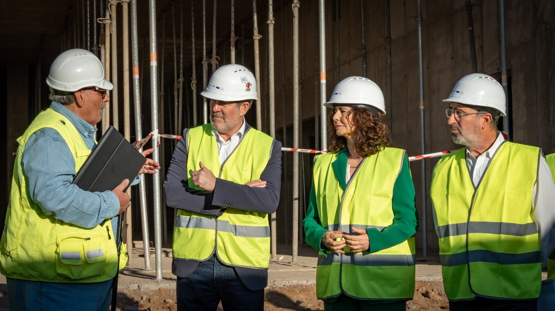 Fernando Clavijo y Matilde Asián, en el centro de la imagen, visitaron ayer las obras.