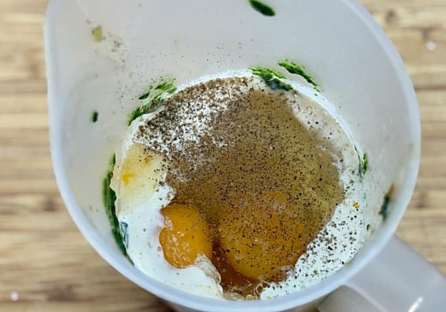 Añadimos los huevos y batimos