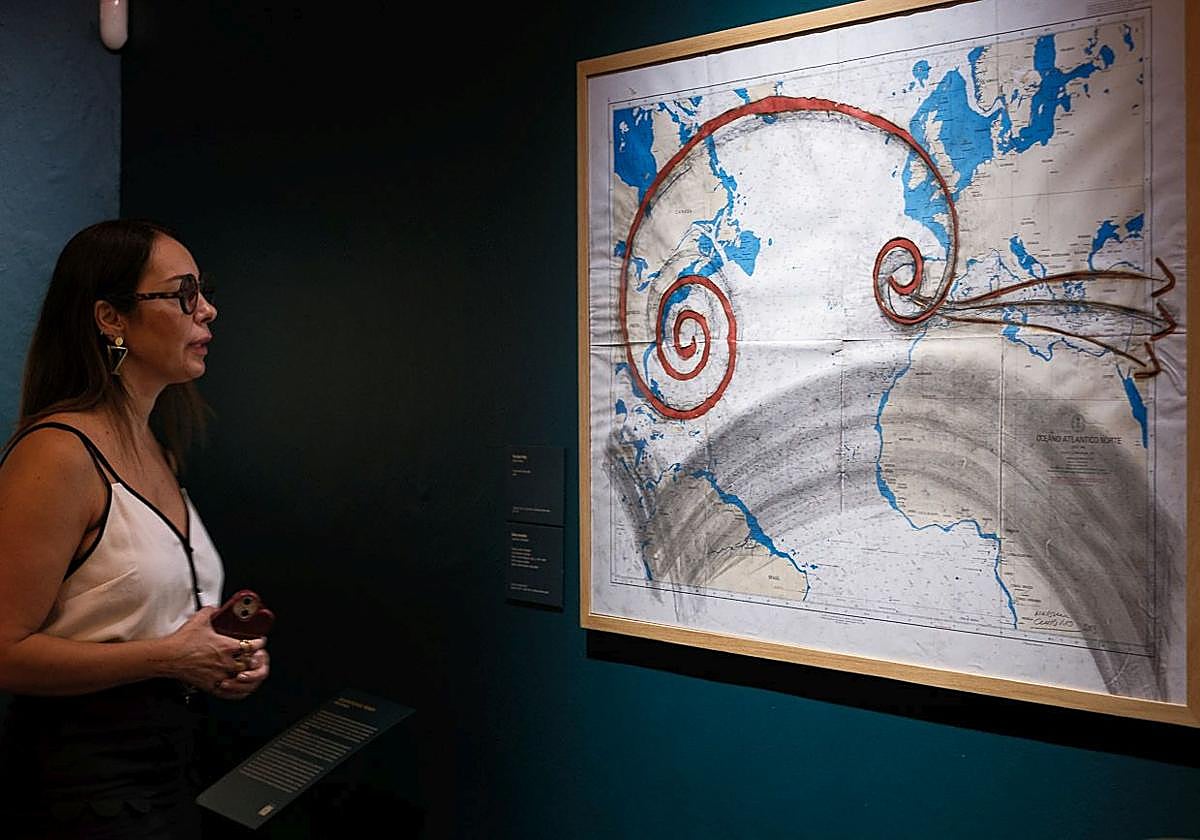 La consejera de Cultura del Cabildo de Gran Canaria, Guacimara Medina, junto a uno de los grabados que se exhibe en la muestra.