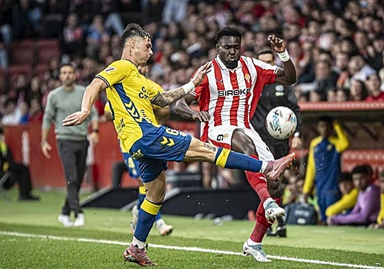 Barcia, despejando en El Molinón.