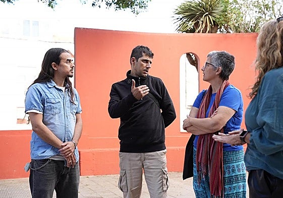 Moisés, en el centro, junto a representantes de la plataforma Derecho al Techo.