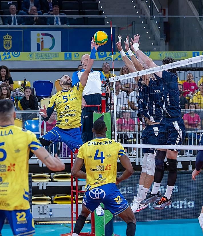 Imagen secundaria 2 - El CV Guaguas borra al Olympiacos y pide otra ronda de Champions (3-0)