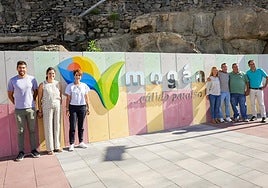 Alcaldesa y ediles posan en el nuevo paseo entre las playas de Costa Alegre y La Carrera.