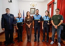 La alcaldesa de Agaete, María del Carmen Rosario, junto a los tres nuevos agentes y al oficial jefe accidental de la Policía Local.