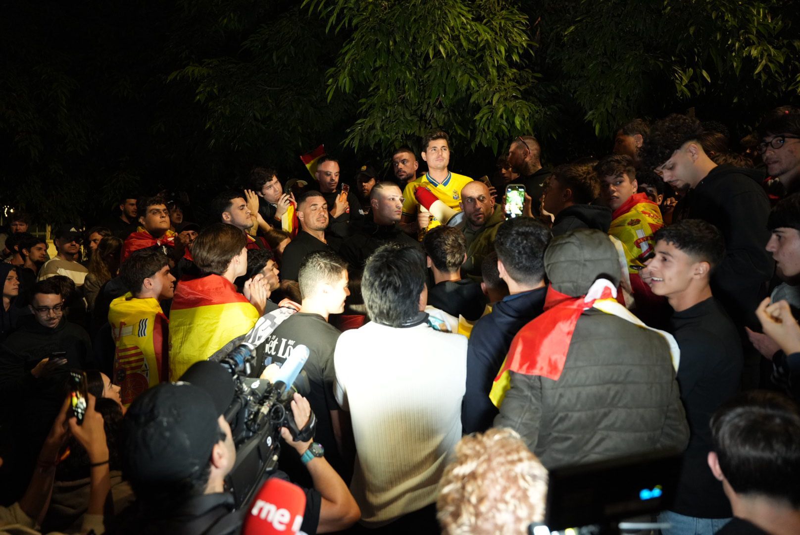 Simpatizantes y contrarios reciben al agitador ultra Vito Quiles en Mesa y López