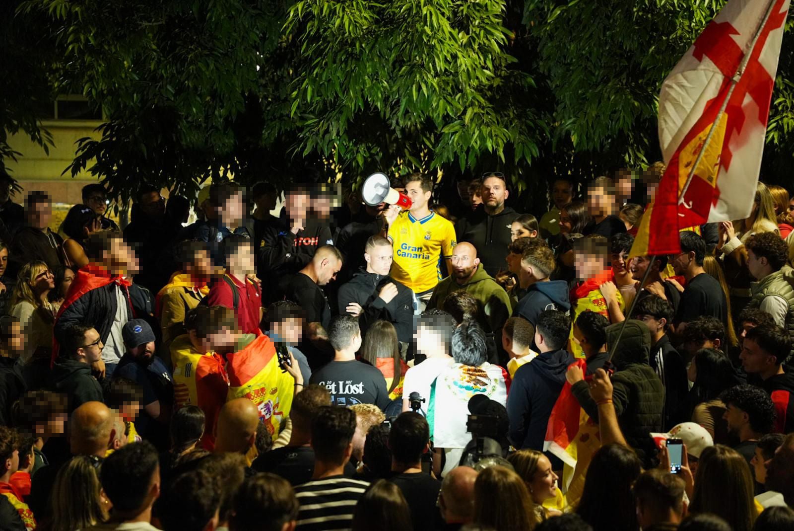 Simpatizantes y contrarios reciben al agitador ultra Vito Quiles en Mesa y López