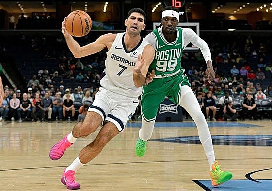 Aldama, en una jugada en ataque ante Boston.