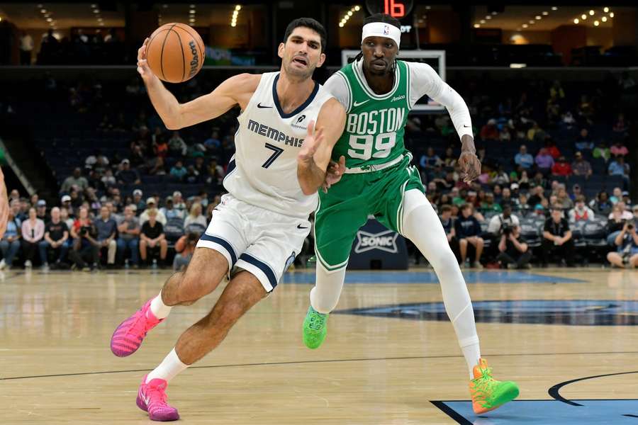 Aldama, en una jugada en ataque ante Boston.