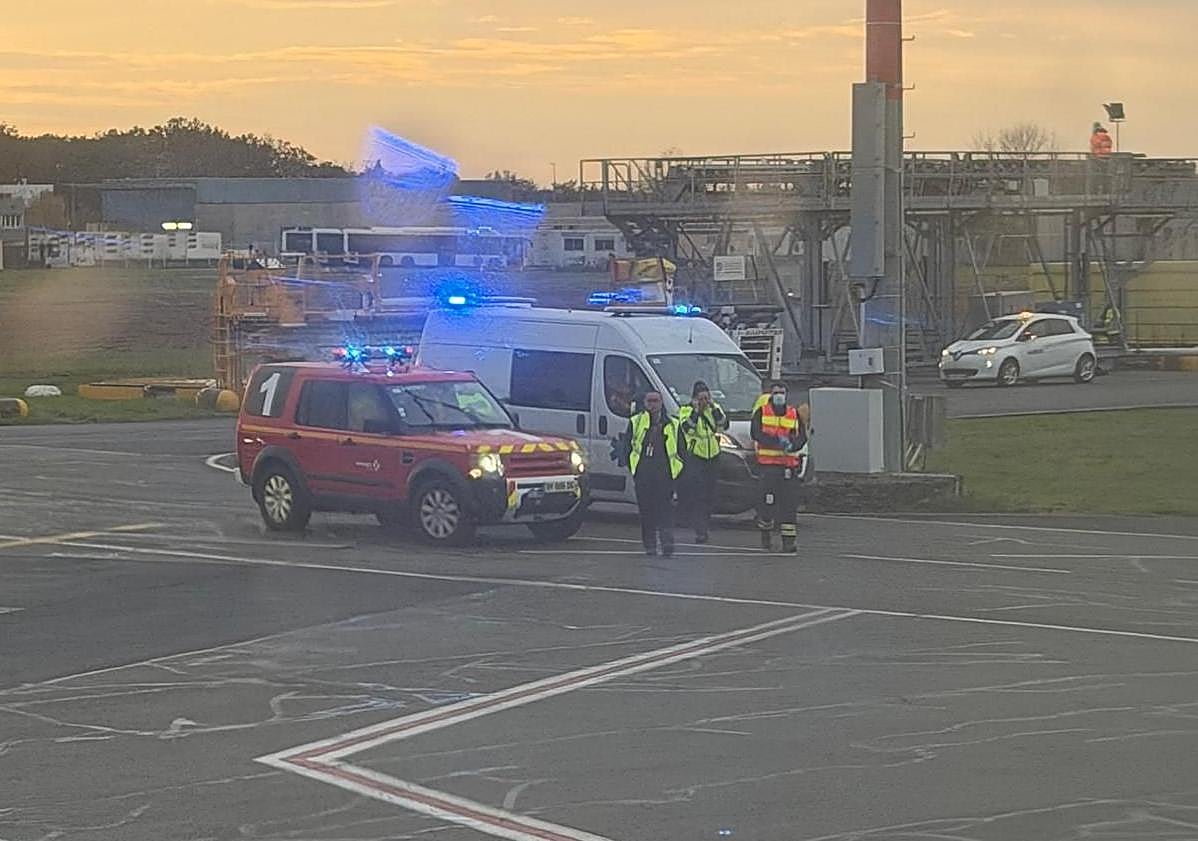 Imagen principal - Más de 200 pasajeros de un vuelo con destino Gran Canaria, tirados en Francia por un aterrizaje de emergencia