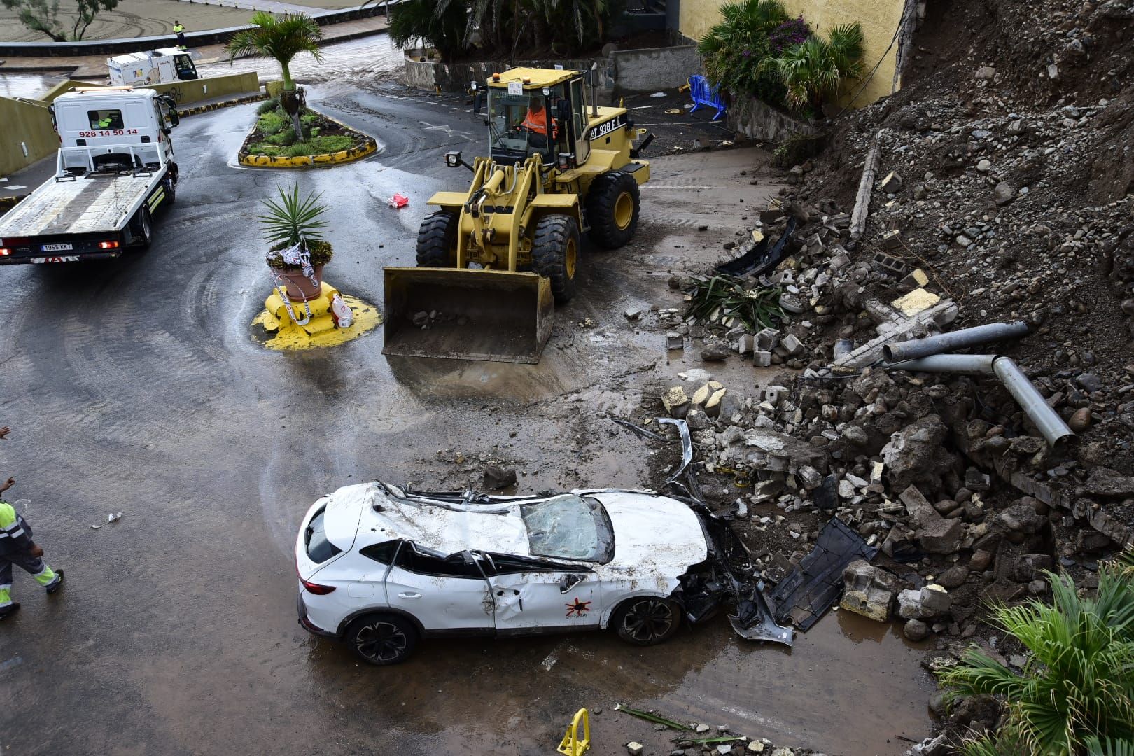 La borrasca Claudia provoca la caída de un muro y aplasta tres coches en el sur de Gran Canaria
