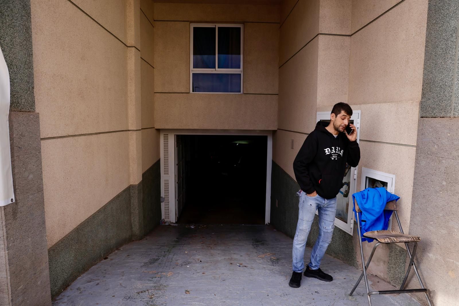 Momento en el que suspenden el desahucio de la familia de Ingenio