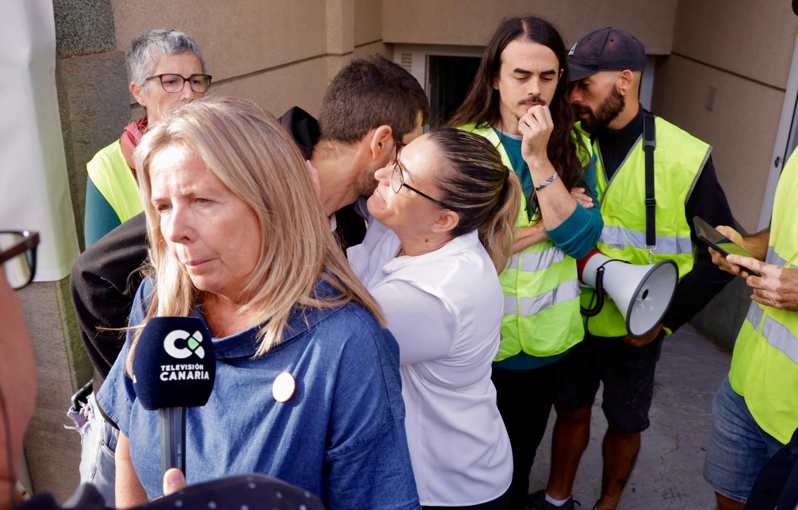 Momento en el que suspenden el desahucio de la familia de Ingenio