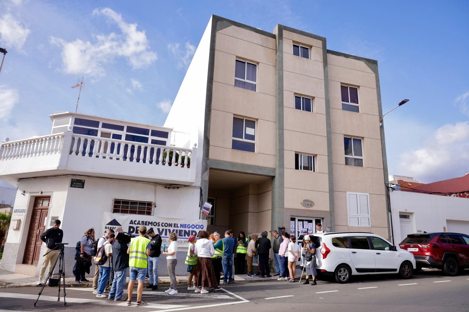 Momento en el que suspenden el desahucio de la familia de Ingenio