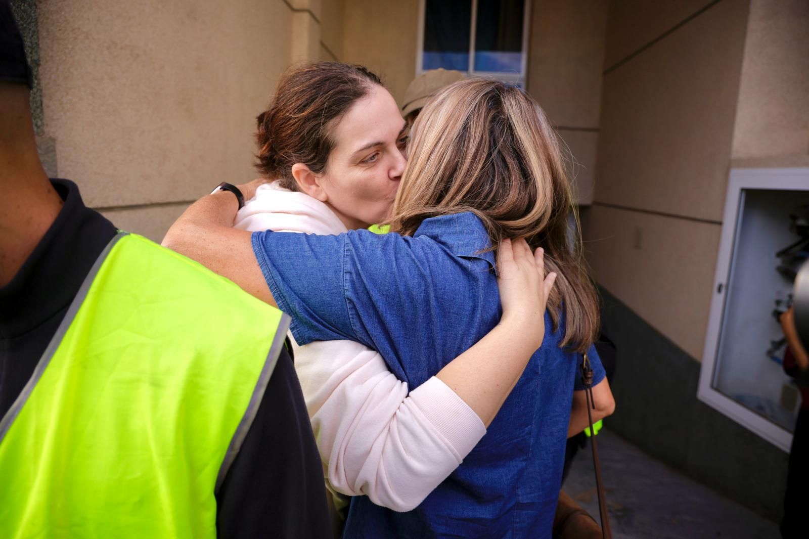 Momento en el que suspenden el desahucio de la familia de Ingenio
