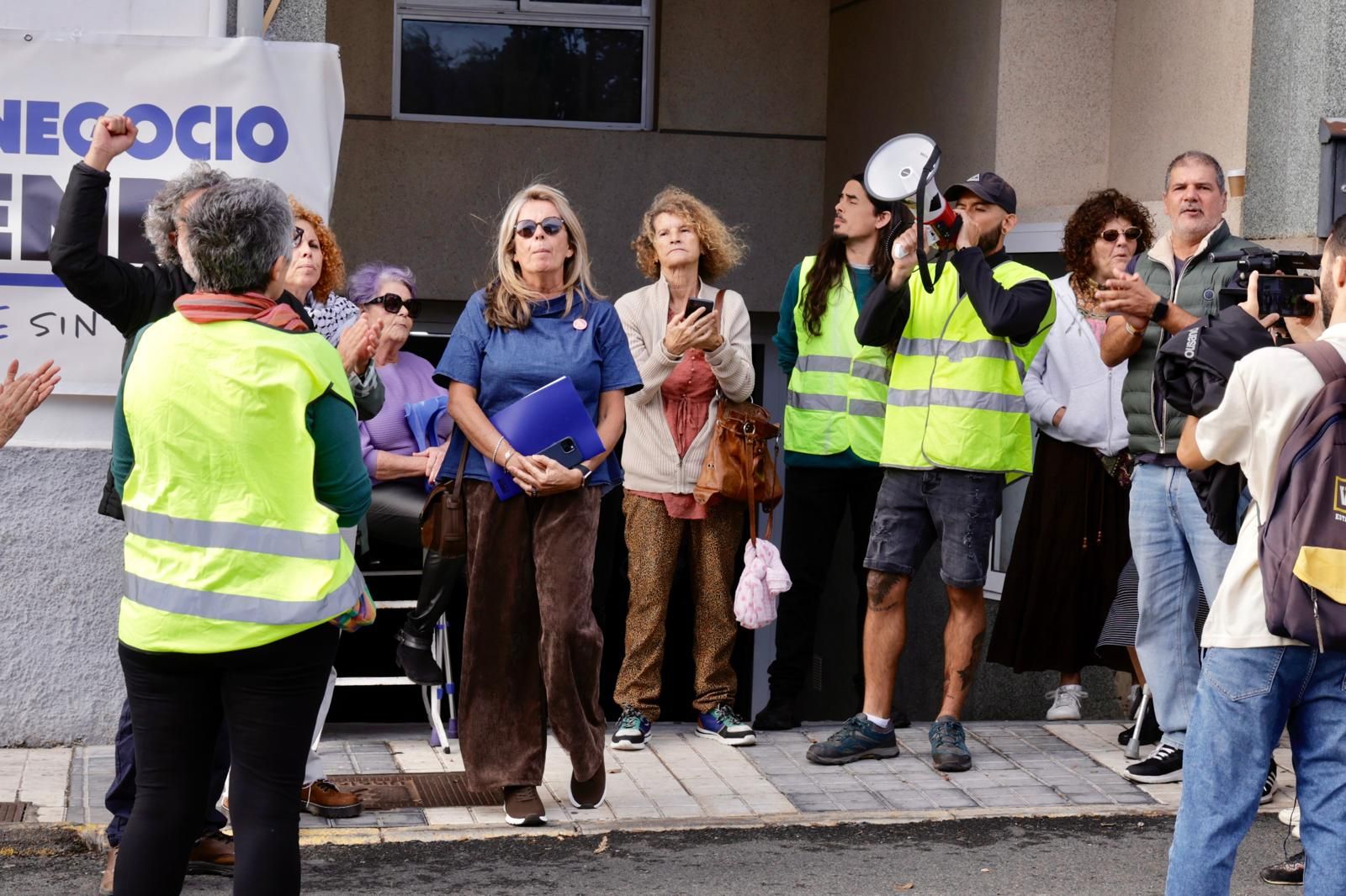 Momento en el que suspenden el desahucio de la familia de Ingenio