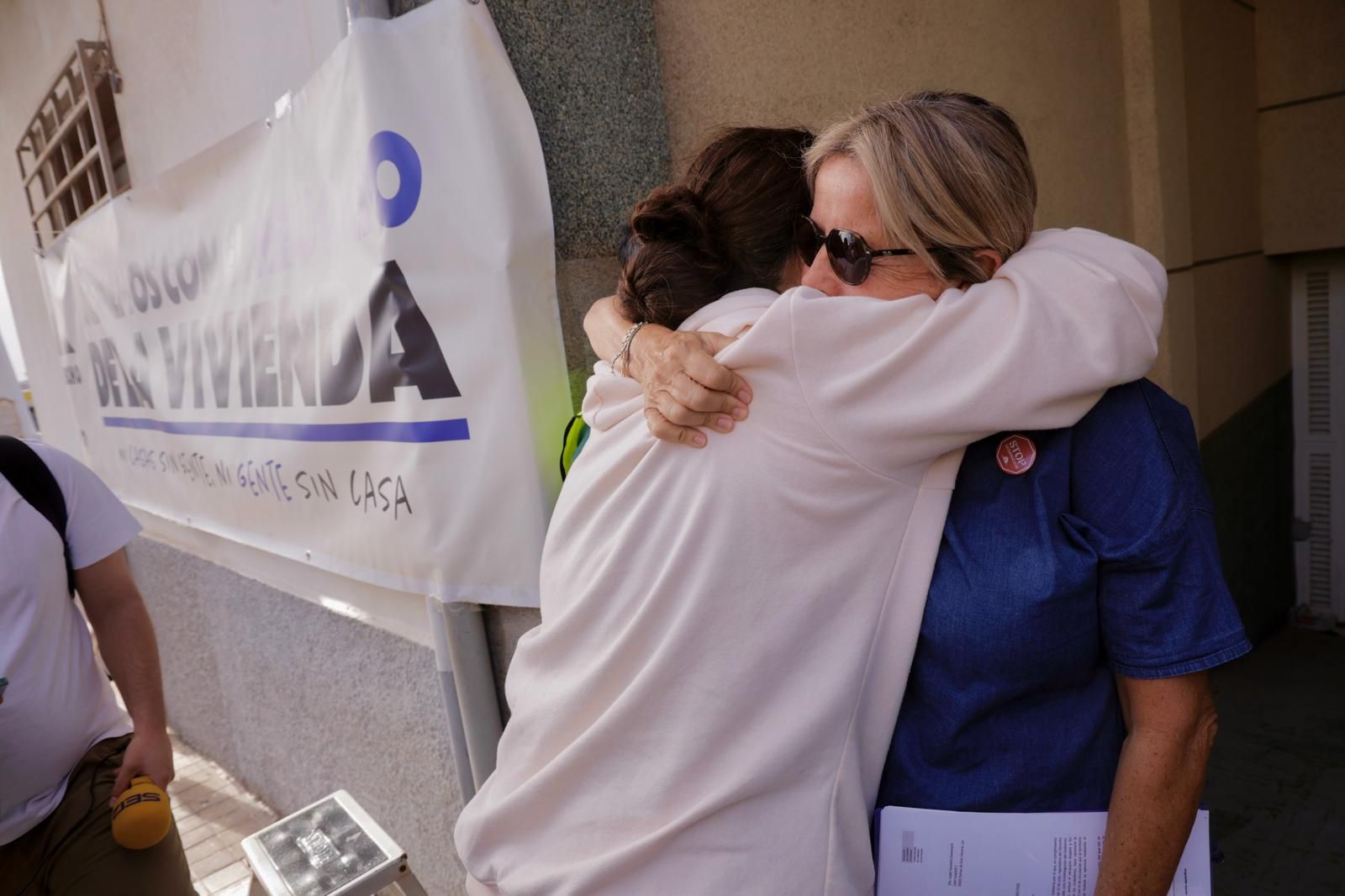 Momento en el que suspenden el desahucio de la familia de Ingenio