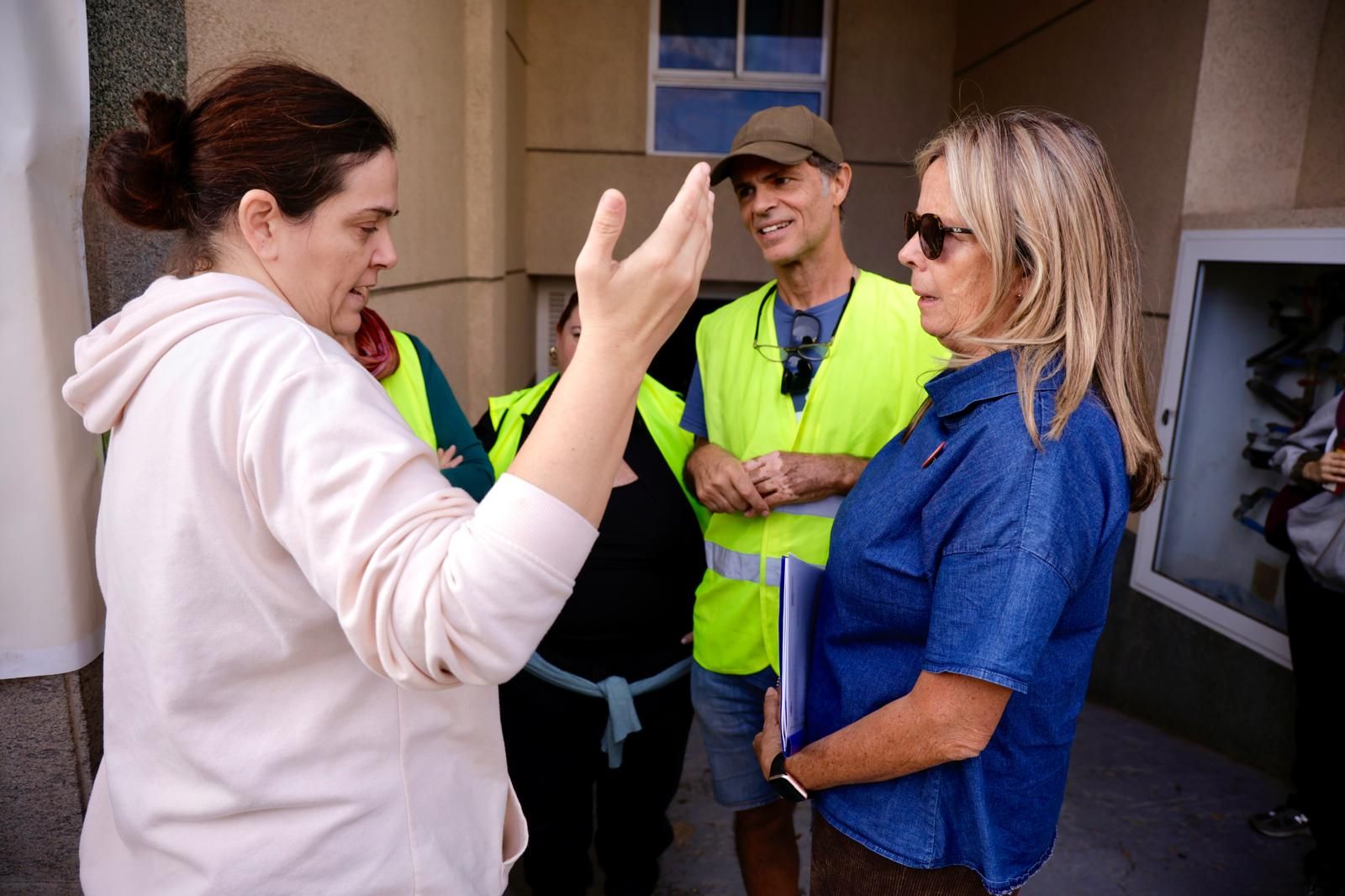 Momento en el que suspenden el desahucio de la familia de Ingenio