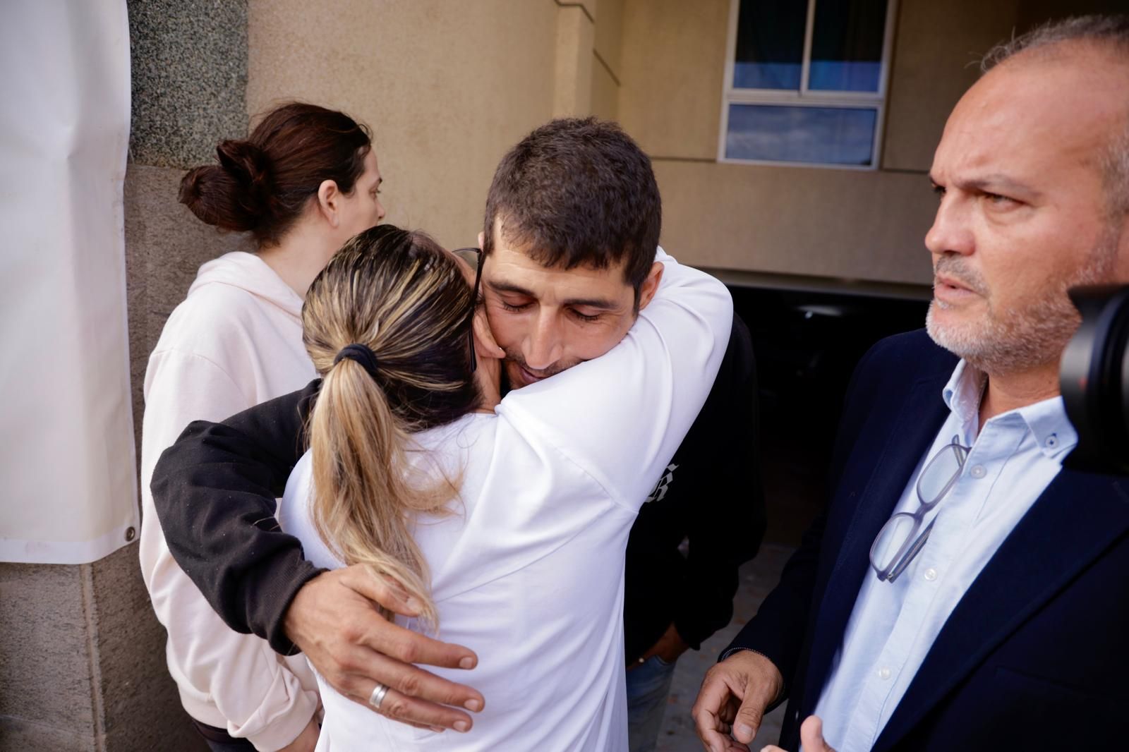 Momento en el que suspenden el desahucio de la familia de Ingenio
