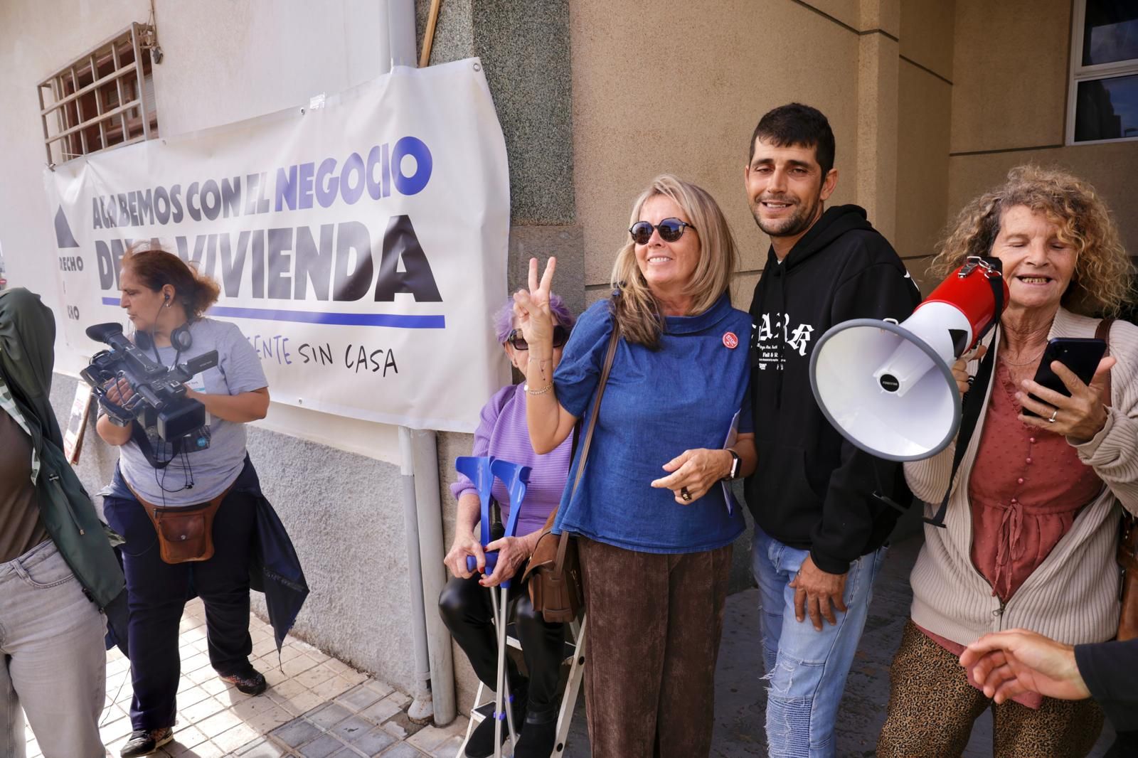 Momento en el que suspenden el desahucio de la familia de Ingenio