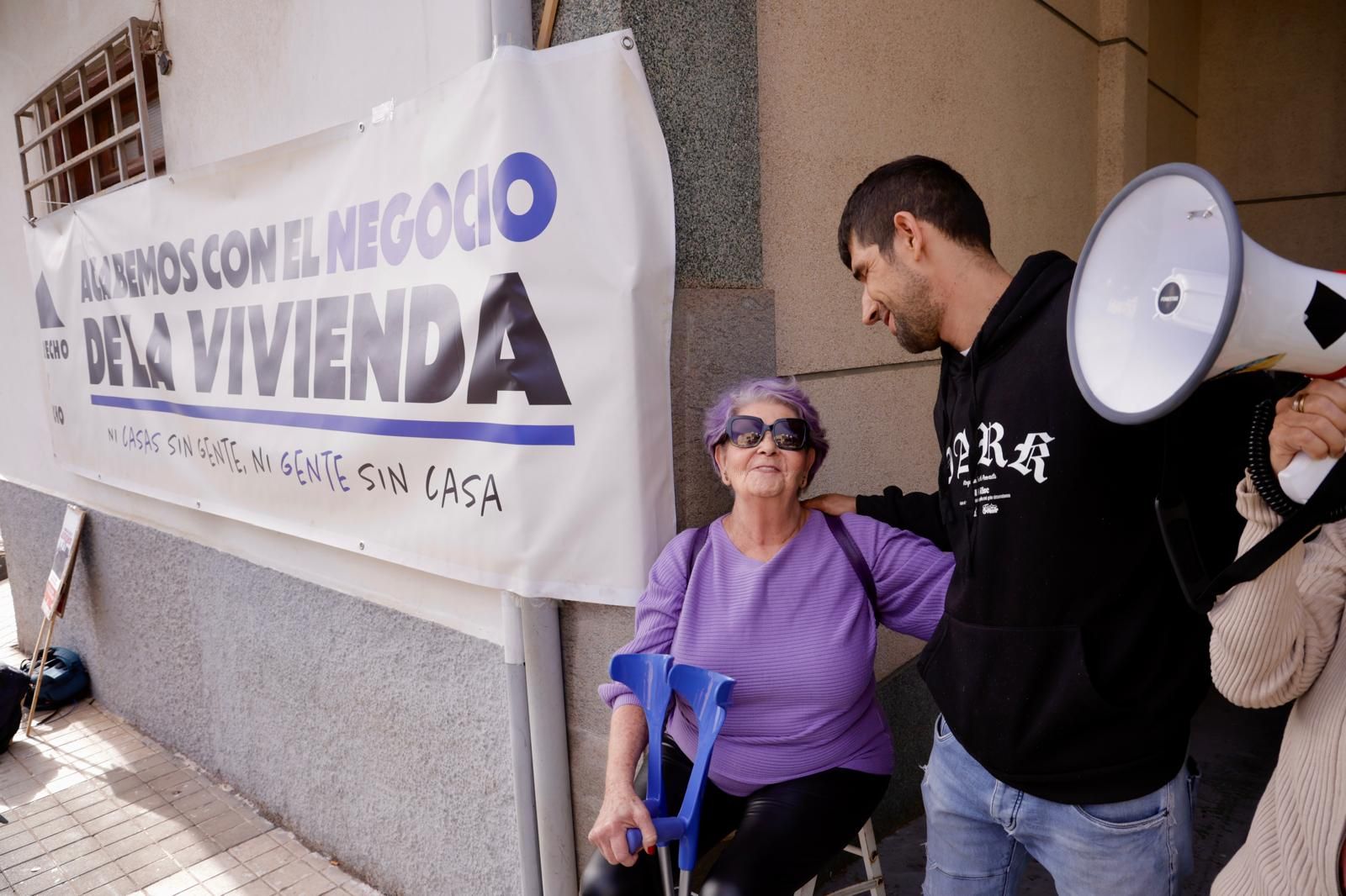 Momento en el que suspenden el desahucio de la familia de Ingenio