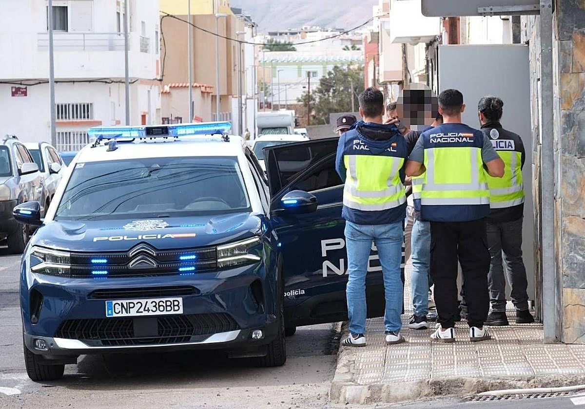 Imagen del momento de la detención del educador del centro.