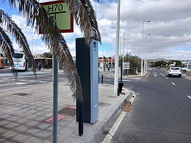 Dispensador de vales de control, con boca de emisión a la altura de las guaguas.