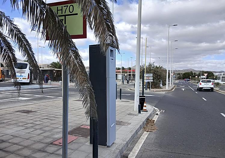 Barreras instaladas para controlar el acceso de las guaguas.