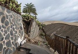 El muro junto al tramo del Paseo Costa Canaria que pasa al filo de las Dunas se abrió en canal