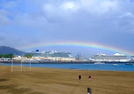 Arcoíris sobre el Puerto de Las Palmas este jueves a primera hora de la tarde.