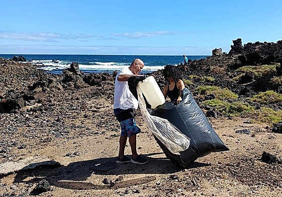 Voluntarios de Limpiaventura retiran residuos de la costa de Jacomar.