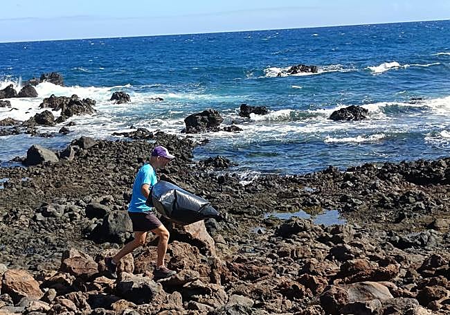 Aparte de los jallos de las mareas, la costa de Jacomar presentaba residuos de senderistas y pescadores de tierra.