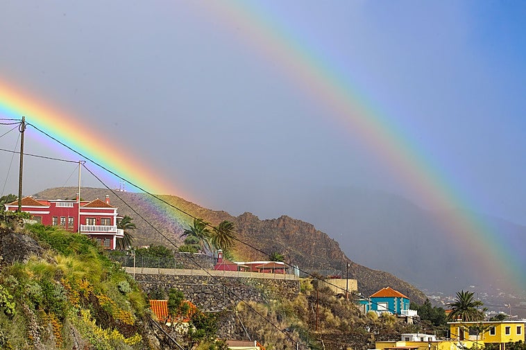 En la imagen, arcoriris sobre el municipio de Breña Baja, con Santa Cruz de la Palma, la capital, al fondo.