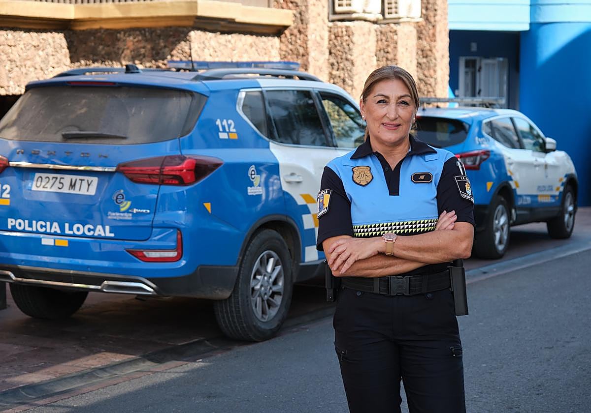 Olga González de León, a la puerta del cuartel de la Policía Local de La Oliva, que se localiza en Corralejo.