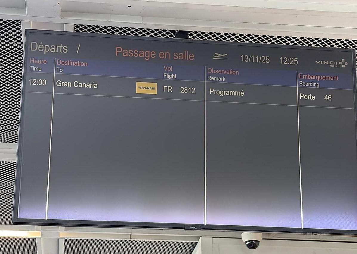 Imagen secundaria 1 - Más de 200 pasajeros de un vuelo con destino Gran Canaria, tirados en Francia por un aterrizaje de emergencia