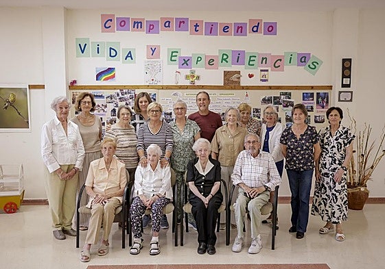 Los integrantes del taller literario para adultos, el pasado lunes, junto a la responsable de la actividad, Amagoia Arrizabalaga.