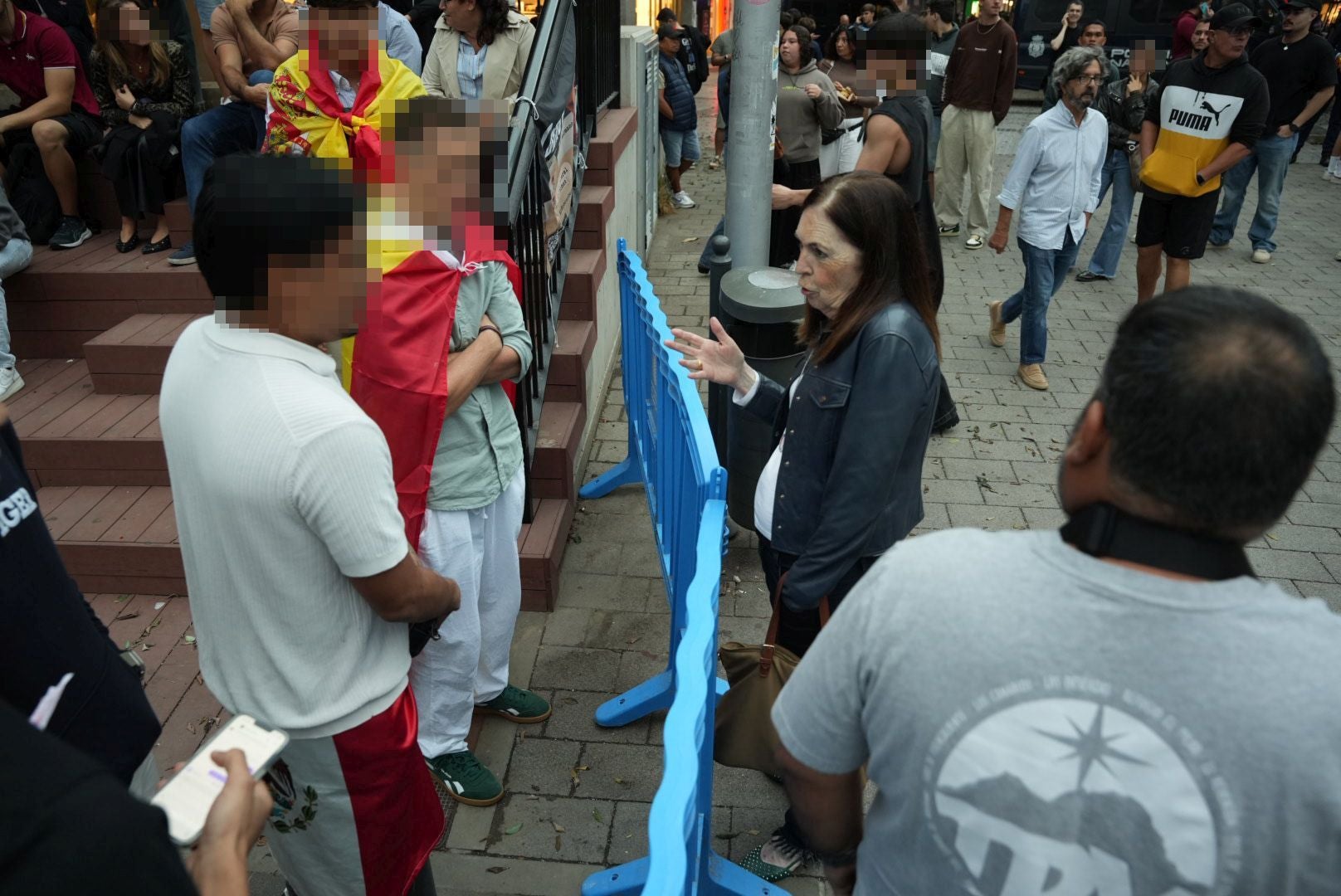 Simpatizantes y contrarios reciben al agitador ultra Vito Quiles en Mesa y López