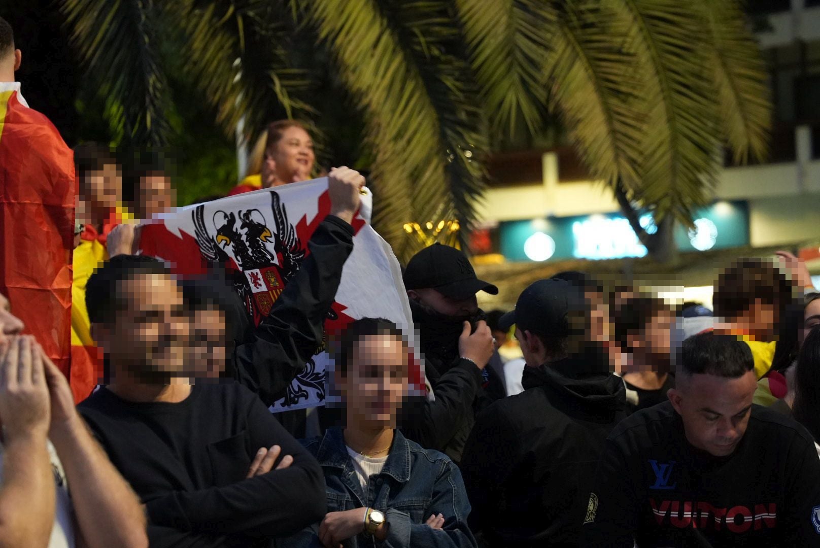 Simpatizantes y contrarios reciben al agitador ultra Vito Quiles en Mesa y López