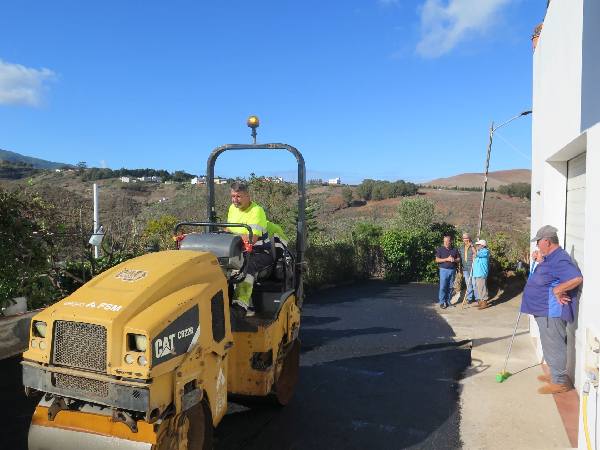 Personal realizando labores de renovación del firme en Lomo Tomás, en Santa María de Guía.
