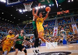 Brussino vuela en dirección al aro, en un lance del choque frente al Joventut de la pasada campaña.