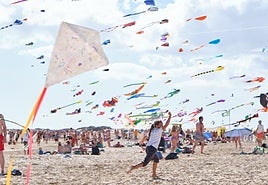 Una alumna echa a volar su cometa en las Grandes Playas de Corralejo.