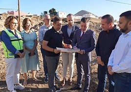 Teodoro Sosa, alcalde de Gáldar, presente en el primer día de las obras del nuevo acceso peatonal y de tráfico rodado al IES Agáldar.