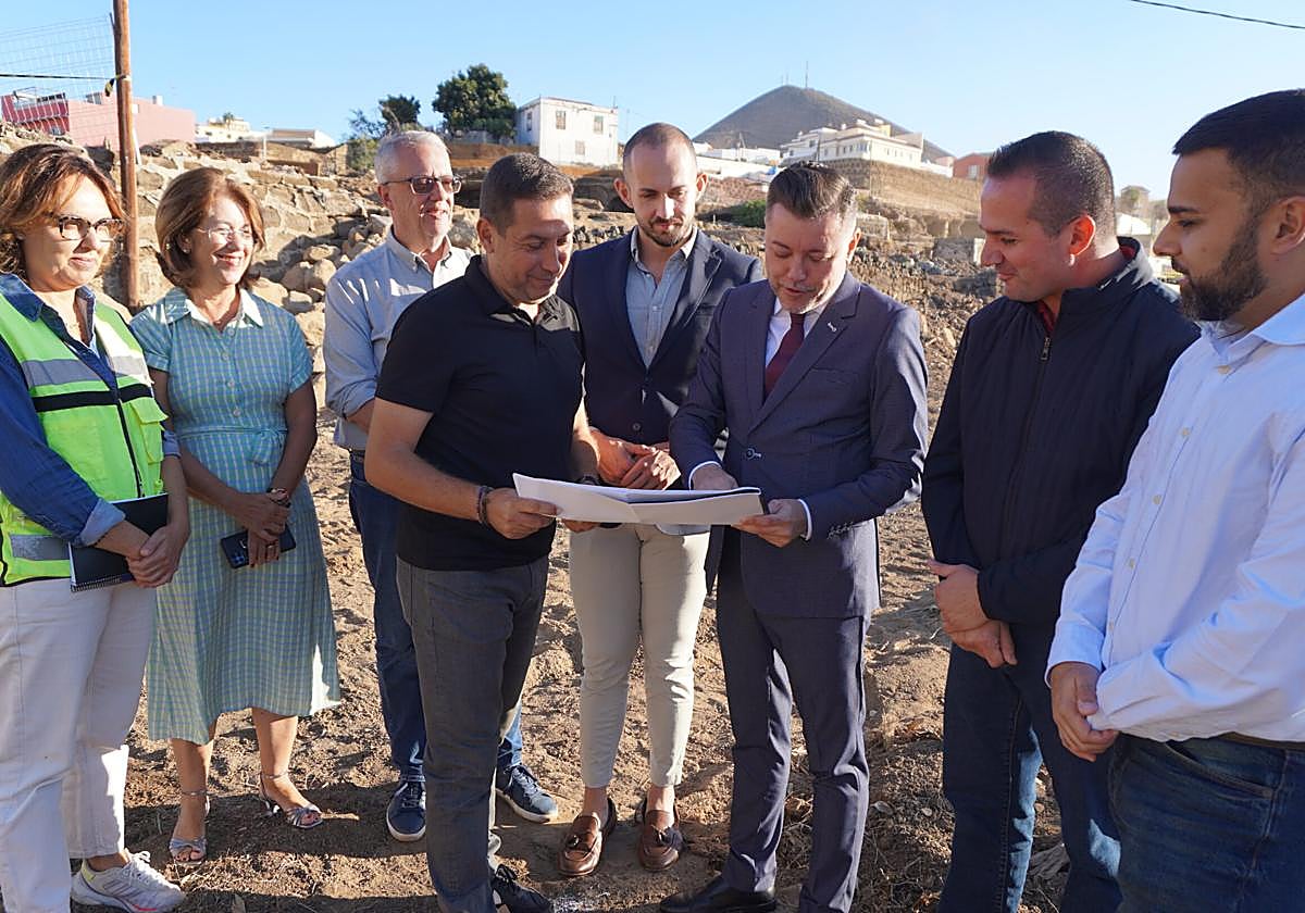 Teodoro Sosa, alcalde de Gáldar, presente en el primer día de las obras del nuevo acceso peatonal y de tráfico rodado al IES Agáldar.