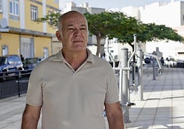 Juan Angulo posa en la plaza de la Ascensión, en el eje de las calles del barrio de Las Torres que tanto defiende.
