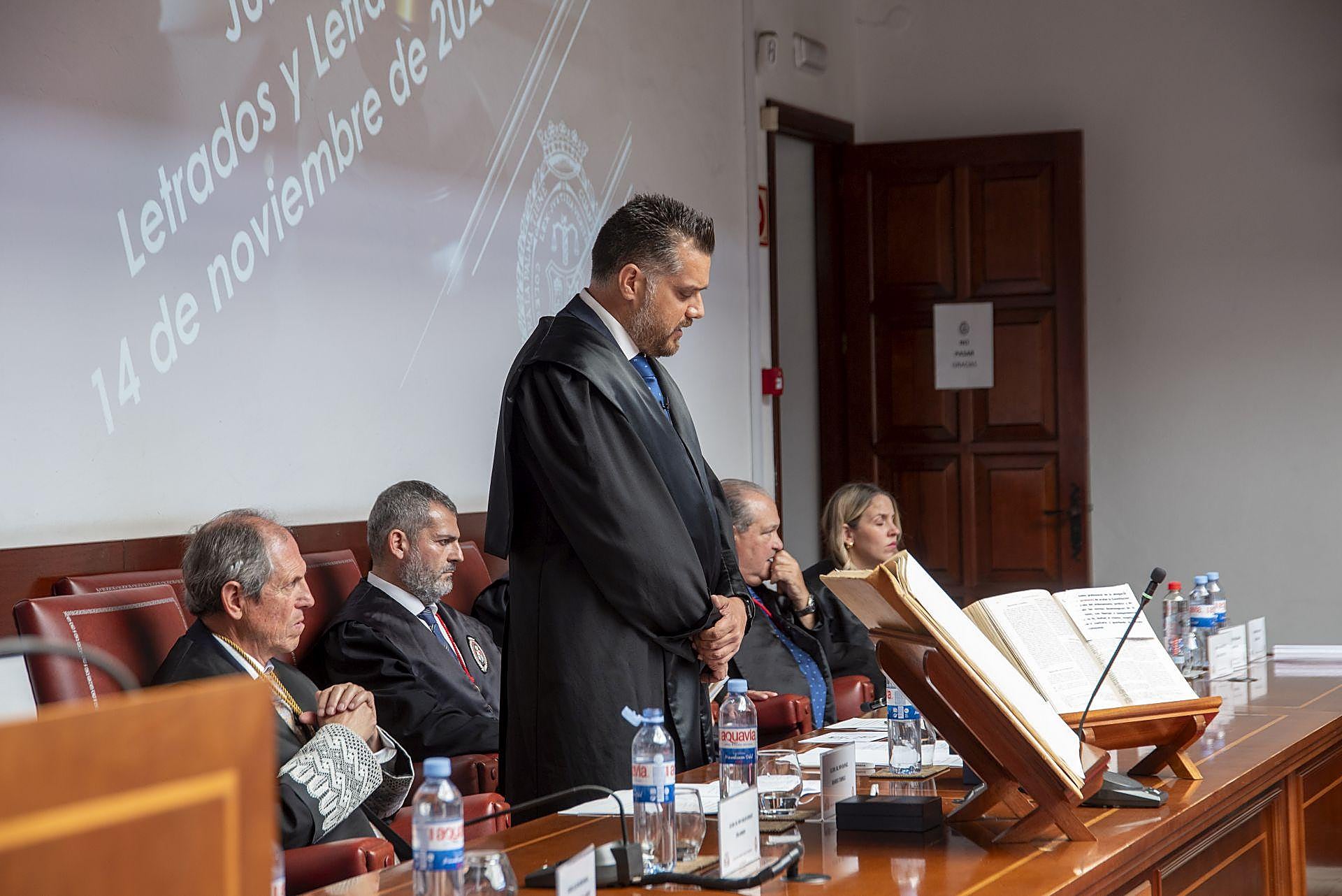 La jura de su profesión de los letrados en el Colegio de Abogados de Las Palmas, en imágenes