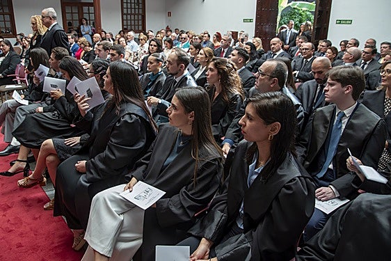 La jura de su profesión de los letrados en el Colegio de Abogados de Las Palmas, en imágenes