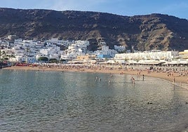 Playa de Puerto de Mogán, reabierta este viernes al baño aunque con bandera amarilla.