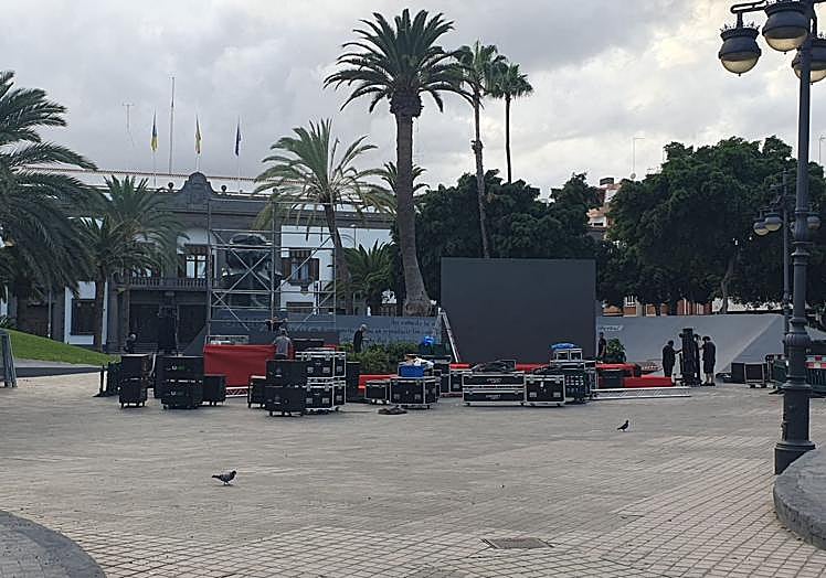 Montaje del escenario en la plaza de La Feria.