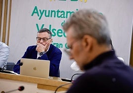 Francisco Atta, al fondo, y en primer término, Juan Carlos Hernández Atta, en el Pleno de este viernes.