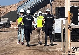 Miembros de la Policía y la Inspección de Trabajo durante la operación.